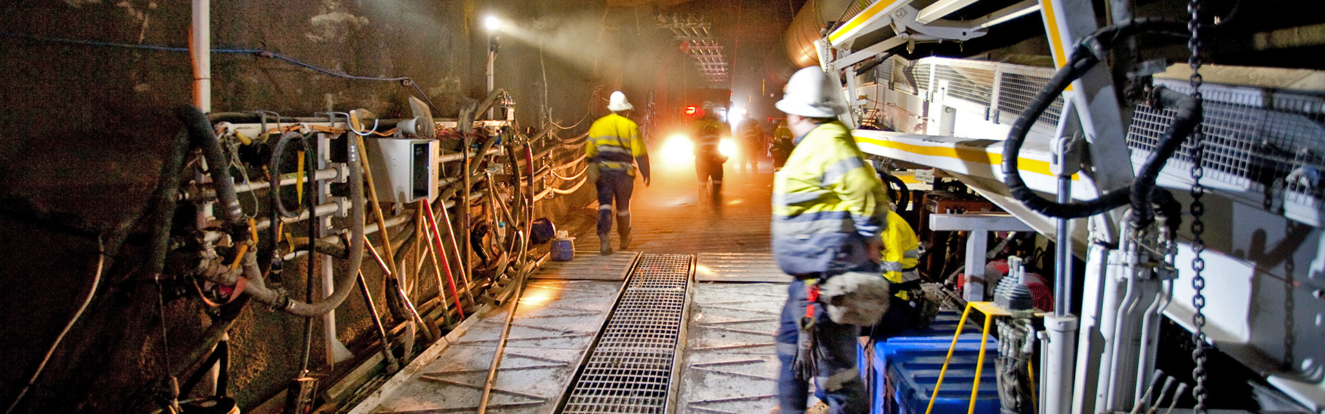 Excavación de Roadheader, instalación de acero, hormigón invertido, atornillado de roca, excavación continua de mineros, aplicación de hormigón proyectado e instalación permanente de servicios.